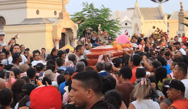 Así fue el multitudinario adiós de Carlos 'Kukín' Flores en el Callao [VIDEO]