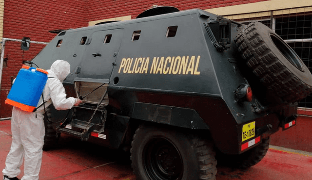 Hinchas de Alianza Lima desinfectan comisarias de La Victoria. | Foto: Comando Sur