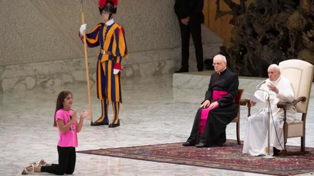 Niña irrumpe durante audiencia del Papa Francisco en el Vaticano [VIDEO]