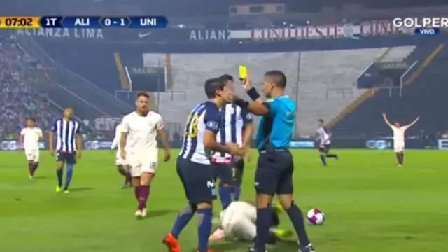 Alianza Lima vs Universitario: Luis Garro recibió la amarilla por peligrosa entrada sobre Quintero [VIDEO]
