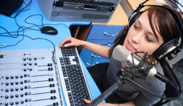 Un 74,3% de peruanos prefieren escuchar radio en su hogar