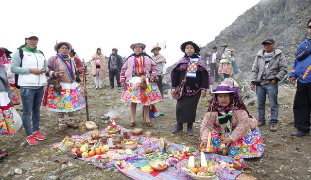 Junín: comuneros de Acopalca, Huaytapallana, siembran flores nativas para Santiago.