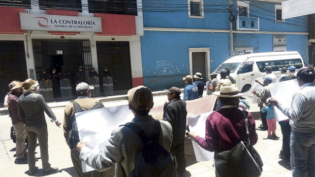 Protestan en Contraloría por irregularidades en municipio de Lampa