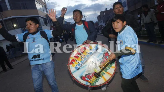 Los hinchas no dejaron de alentar al equipo.