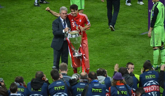 Javi Martínez celebra junto al técnico Jupp Heynckes el campeonato de la temporada 2012/2013. Foto: AFP