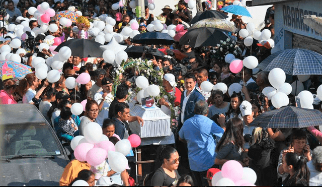 Los restos de Fátima fueron recibidos por sus vecinos en medio de peluches, flores y mariachis. (Foto: El Siglo Coahuila)