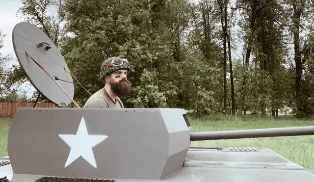 Un joven decidió utilizar su viejo cortador de césped para realizar un divertido tanque que arroja papas.