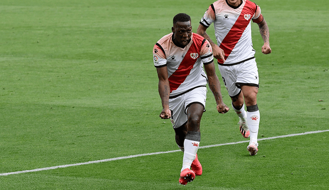 Luis Advíncula convirtió el primer gol en el regreso de LaLiga 2. (FOTO: AFP).