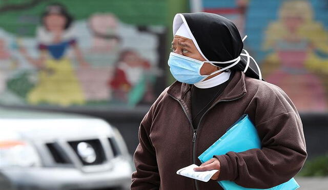 Una persona con mascarilla camina este jueves, por una calle de Quito (Ecuador), uno de los países afectados por el nuevo coronavirus. Foto: EFE