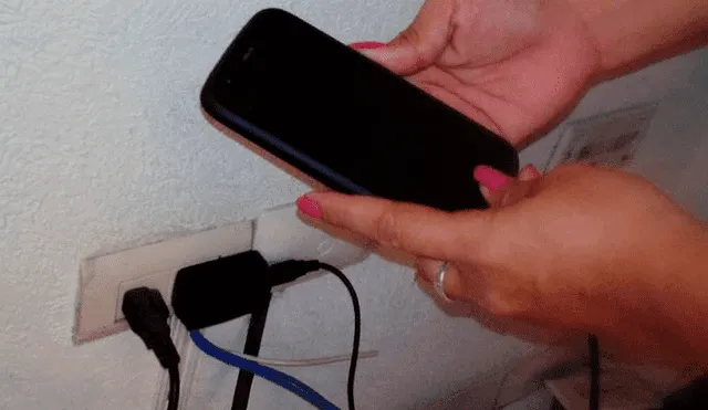 Joven muere electrocutada frente a su madre tras intentar cargar su celular [VIDEO]