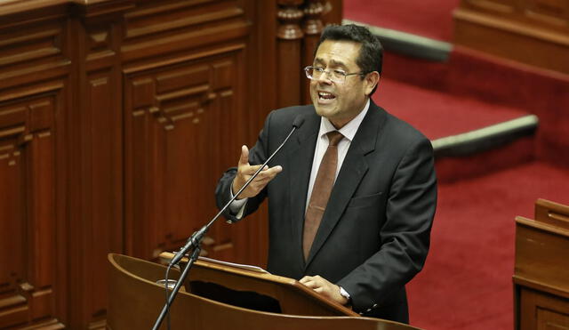 El Ministro de Justicia, José Tello, se presenta ante el Pleno del Congreso de la República para participar del debate sobre la reforma para el adelanto de elecciones. Foto: Antonio Melgarejo / La República