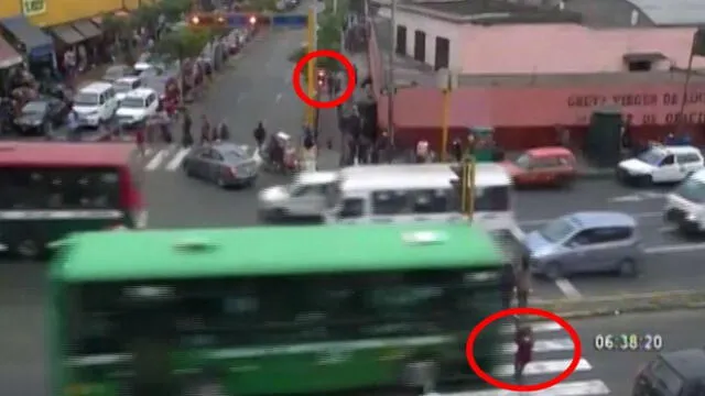 Cercado de Lima: madre con bebé en brazos fue atropellada por cruzar en rojo en avenida Abancay [VIDEO]