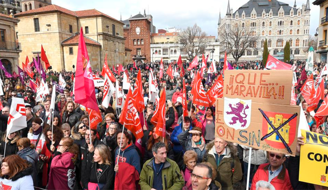 Miles de personas protestan contra la crisis poblacional e industrial de León
