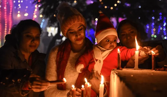 Devotos cristianos encienden velas en Amritsar, la India. Foto: AFP
