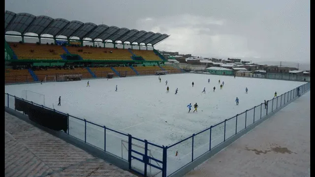 Pasco: sobre nieve y a más de 4 mil metros de altura niños juegan partido de fútbol [VIDEO]