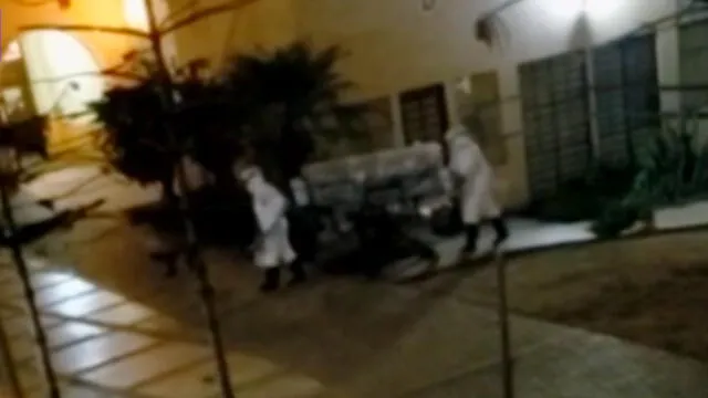 Hombre fue retirado de su casa el 16 de marzo en estrictas medidas de bioseguridad. (Foto: Captura de video / Latina Noticias)
