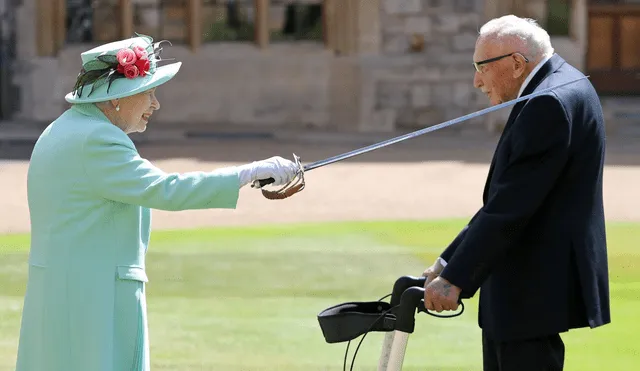 Reina Isabel II y exveterano de guerra Tom Moore (Foto: AFP)