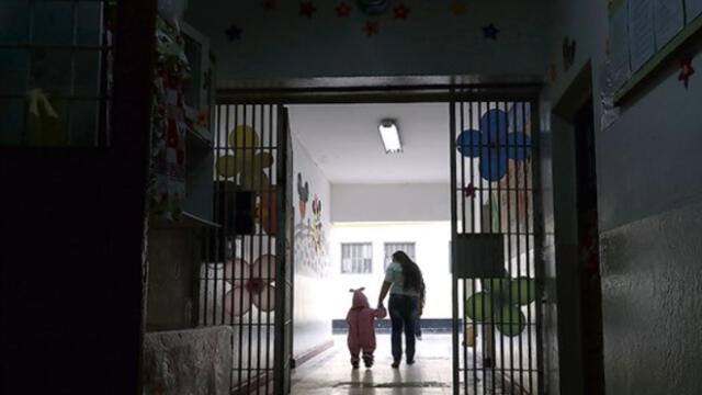 Aquellas reclusas gestantes o que convivan con un menor de edad deberán ser atendidas con prioridad por establecimientos penitenciarios. Foto: El Peruano.