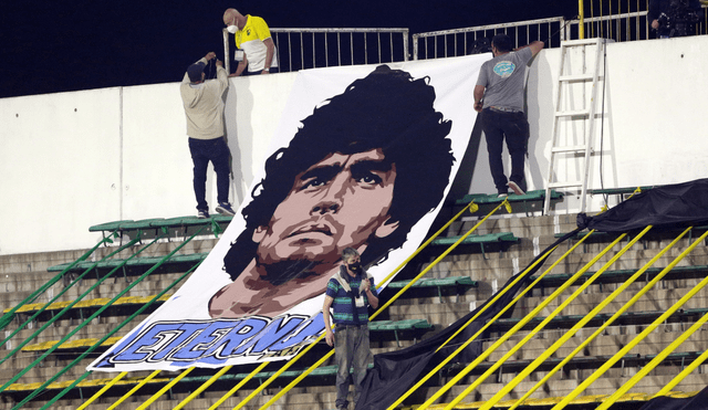 En los estadios de Argentina se instalaron imágenes de Diego Armando Maradona. Foto: EFE/DANIEL JAYO POOL.