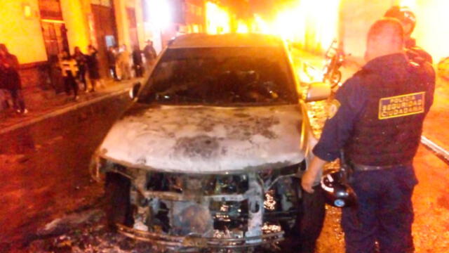 Camioneta se incendia en pleno centro de Trujillo [VIDEO]