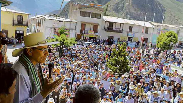 Presidente Martín Vizcarra llegó a Cotahuasi en visita relámpago y escuchó pedidos de alcaldes