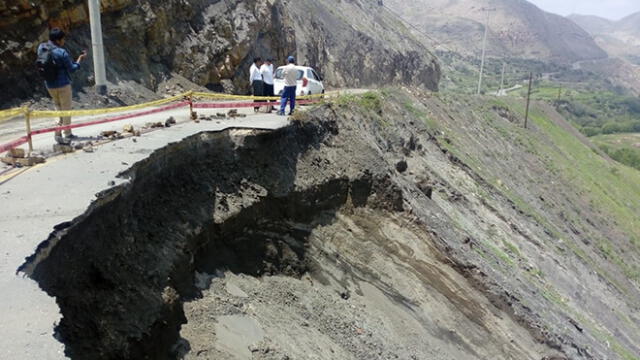 Daños en la carretera que conduce a los pueblos tradicionales de Yura, está dañada.