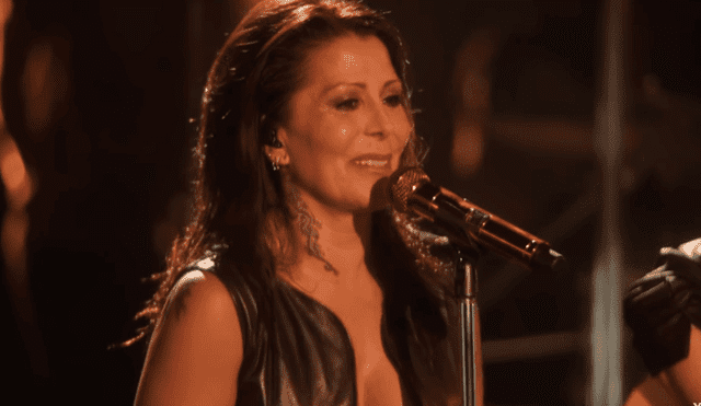 Alejandra Guzmán sufre descuido y muestra de más en pleno concierto [VIDEO]