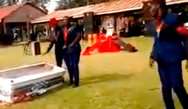 YouTube viral: hombres danzan con ataúd en hombros y un descuido hace que el cadáver caiga [VIDEO]