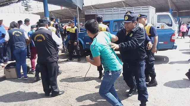 Artistas de la calle se enfrentan a policías municipales de Tacna
