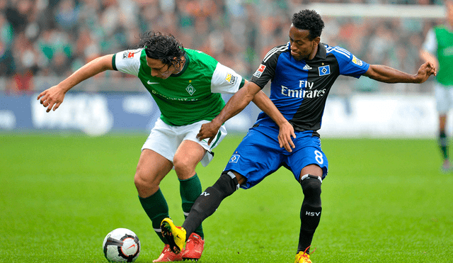 Zé Roberto y Pizarro también fueron rivales en Alemania, cuando jugaron en Hamburgo y Werder Bremen, respectivamente. Foto: AFP.