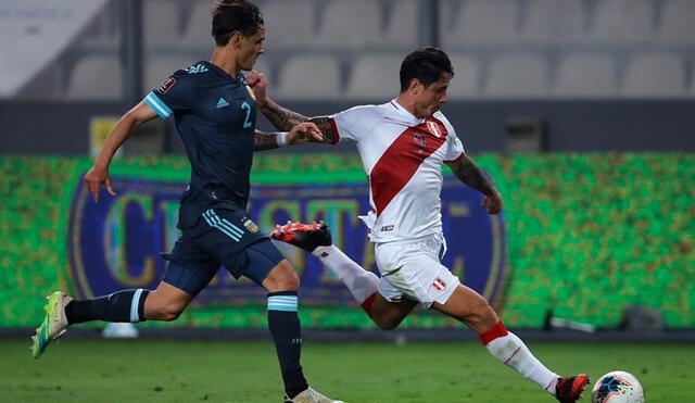 Gianluca Lapadula marcado por Lucas Martínez Quarta en el Perú vs. Argentina. Foto: EFE