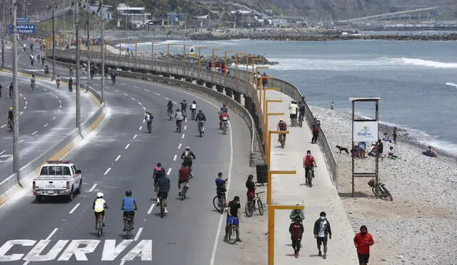 Ciclistas acuden a las zonas costeras. Foto: Marco Cotrina/La República.