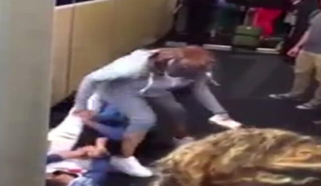 YouTube: Piloto de aerolínea golpea a mujer y provoca indignación en redes