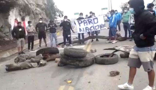 Autos colectivos exigen trabajar y poder salir de la crisis económica que estan. Foto: Captura Difusión