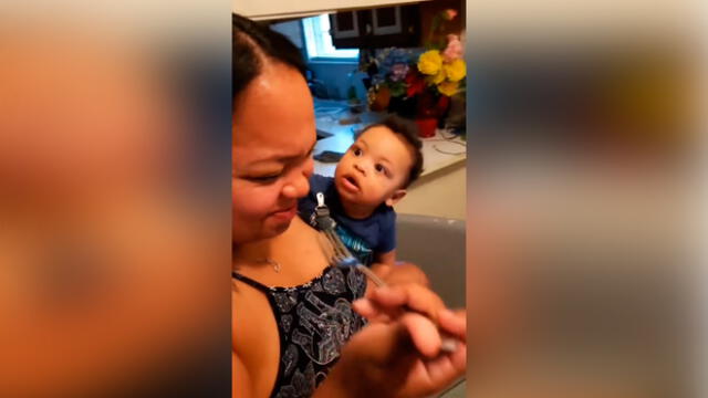 Desliza las imágenes para ver la curiosa reacción de un bebé al ver que su madre no quería invitarle su comida. Foto: ViralHog