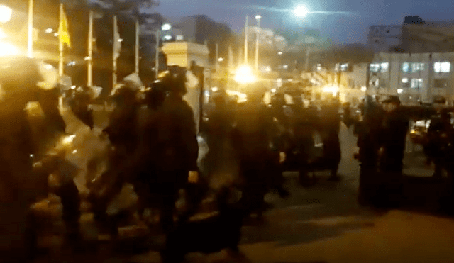 Policía Nacional del Perú ingresa a la sede del Congreso. Foto. Captura video.