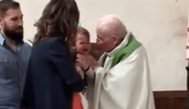 YouTube: sacerdote pierde la paciencia y golpea a bebé durante bautizo [VIDEO]