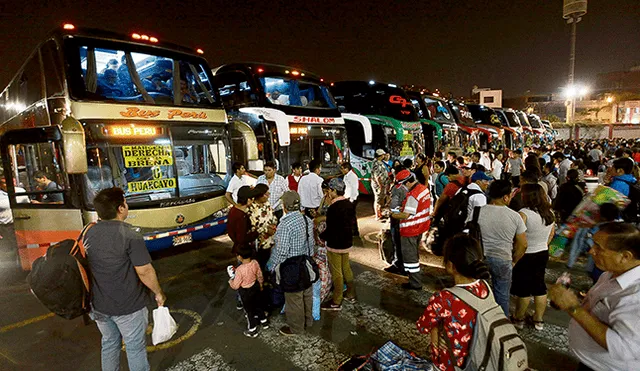Transporte. Existe una flota de 6.500 buses a nivel nacional. Del ese total, solo volverá el 70%. Foto: LR