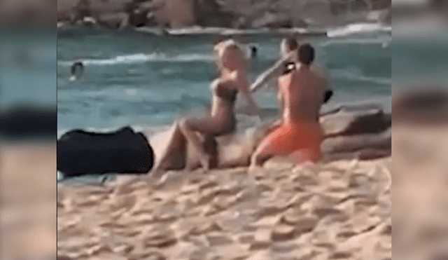 Facebook viral: mujer presume sexy pose frente a la playa, pero enorme ola la hunde [VIDEO] 