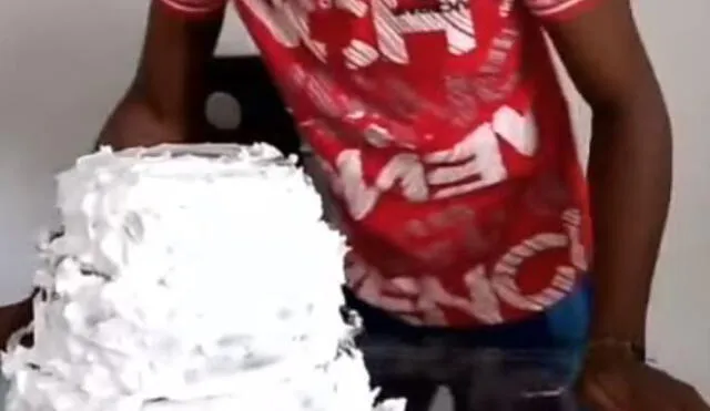 Facebook Viral: Este joven soñaba con tener una torta de tres pisos y lo que le hicieron amigos no tiene perdón [VIDEO] 