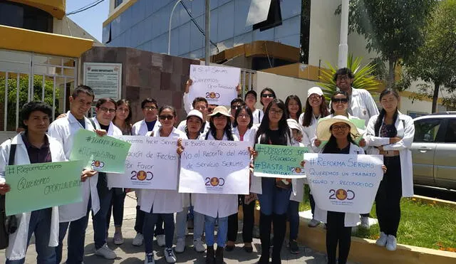 Médicos egresados realizaron una marcha nacional para exigir mejoras en el Serums