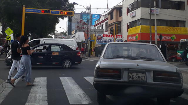 Cercado de Lima: conductor invade crucero peatonal al querer pasar luz roja 