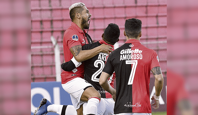 Figura. Joel Sánchez se abraza con sus compañeros. El 18 de febrero es la vuelta en Arequipa.