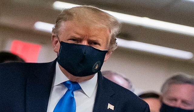 Donald Trump usó mascarillas en público por primera vez el 11 de julio. Foto: AFP