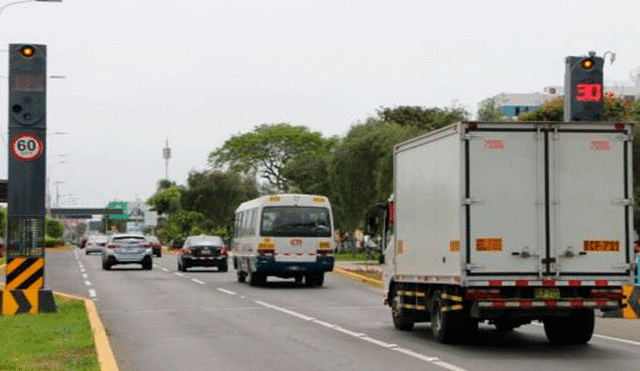 Conductores que se excedan en velocidad deberán pagar multa. Foto: Andina