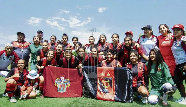 orgullo. El equipo melgariano con la bandera de Arequipa y el club luego de la victoria.