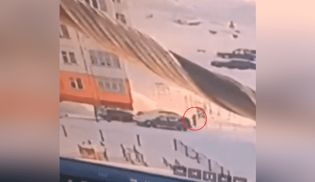 Una cámara rusa captó el momento en que la mujer sufrió un terrible accidente en un edificio y resultó completamente ilesa.