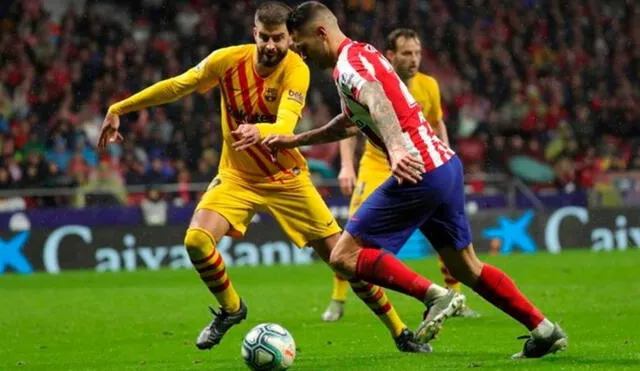 Piqué marcando a Carrasco en Atlético vs. Barcelona. Foto: EFE