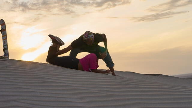 Sandboarding es el deporte que se puede practicar en las dunas. Foto: Alexei López