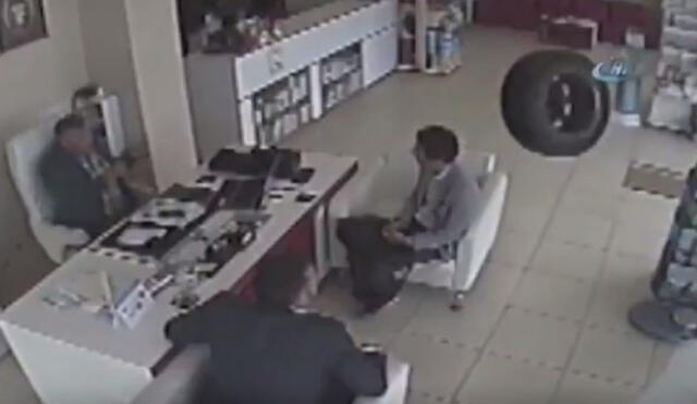 Twitter: Hombres conversaban dentro de una farmacia cuando fueron impactados por una llanta [VIDEO]